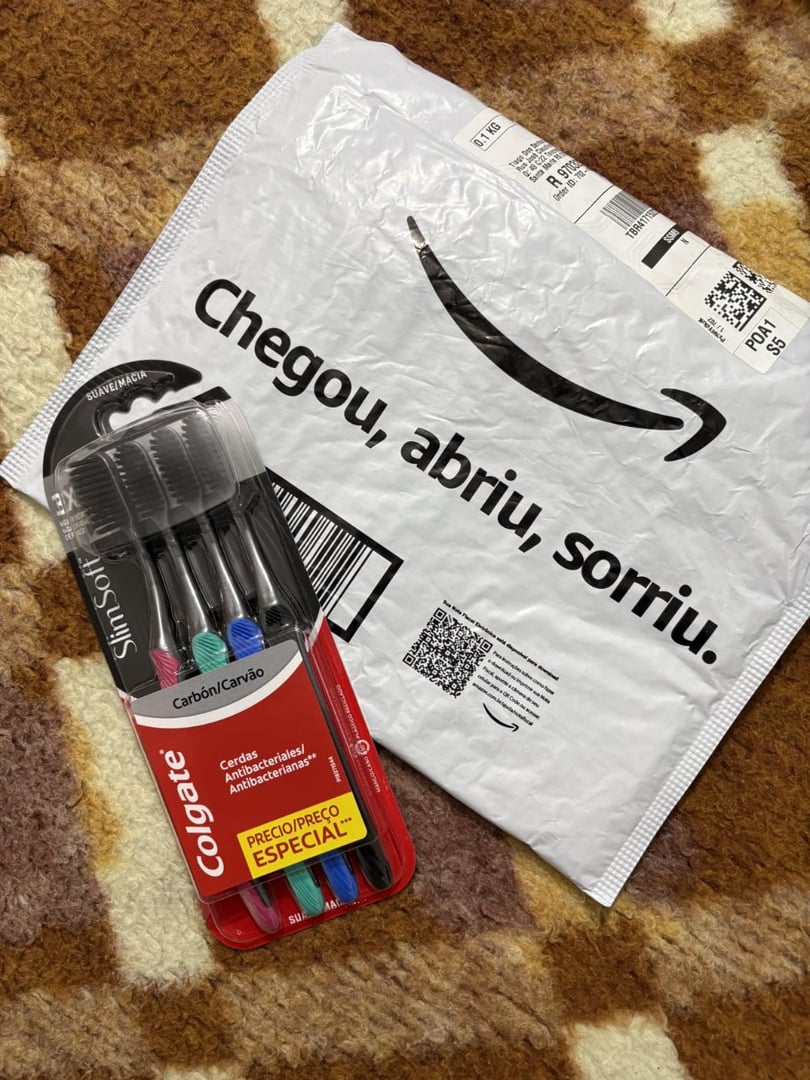 Colgate Slim Soft Black Escova de Dente Macia, 6 Unidades