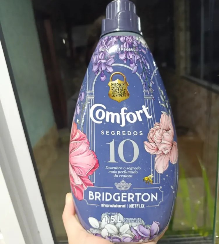 Amaciante Comfort Concentrado Edição Especial Bridgerton Segredos 10 - 1,5L (Rende 6,7 Litros)