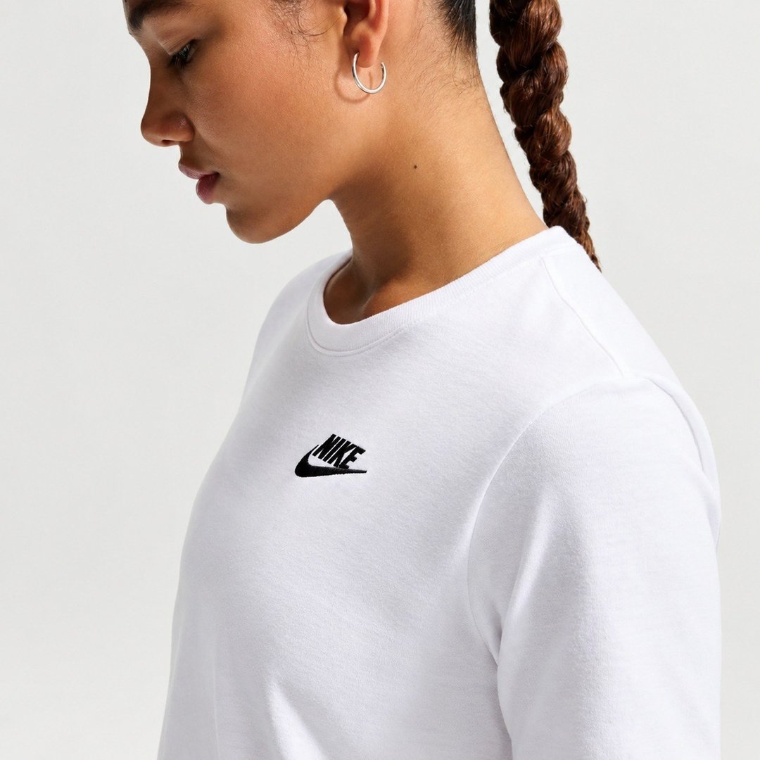 Camiseta Nike Sportswear Club Essentials Feminina