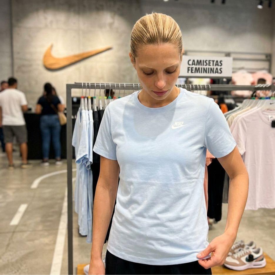 Camiseta Nike Sportswear Club Essentials Feminina