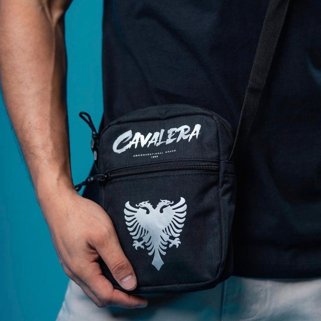 Mochila Shoulderbag Cavalera Preta Urbana Poliéster Com Bolso Garrafa Preto Liso