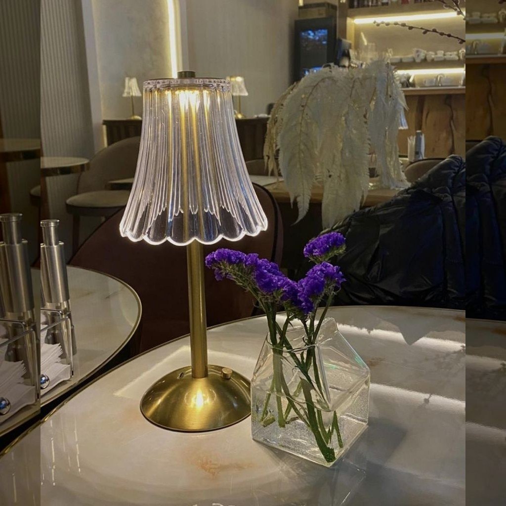 Luminária Retrô de Mesa LED Recarregável com Cúpula Transparente e Controle por Toque Dour...