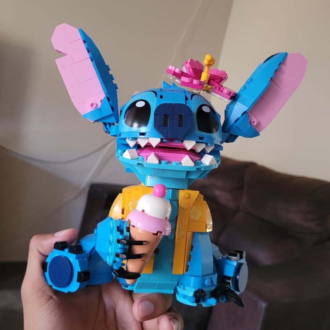 LEGO Set Disney Stitch 43249 | Brinquedos de Construção para Meninas e Meninos, Anos 9+, 730 Peças, Decoração Quarto, Presente para Fãs de Disney