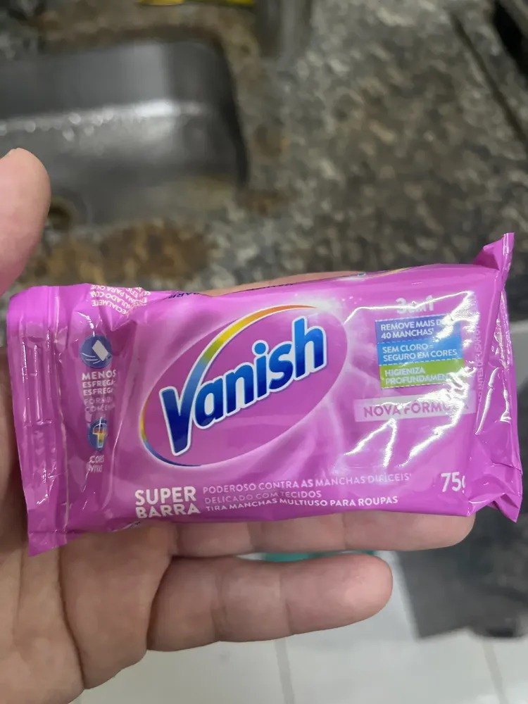 Tira Manchas Barra Vanish 75g para Roupas Coloridas. Remove manchas sem cloro, preserva as cores e os tecidos, sem danificar as roupas. Confie em Vanish e esqueça as manchas
