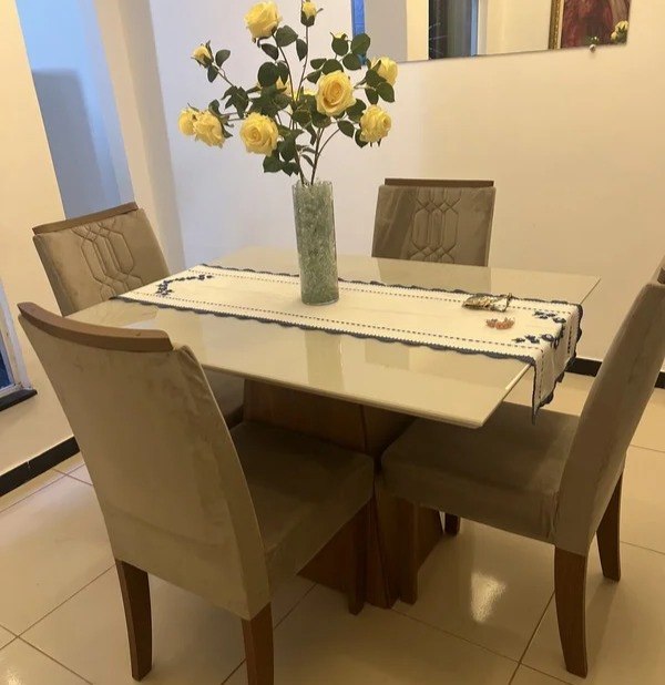 Mesa de Jantar Copenhague Tampo de Vidro 4 Cadeiras (Suporta 130kg) - Freijó e Off White