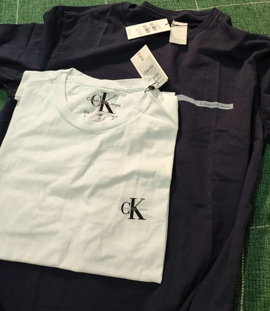 Kit 2 Camisetas Calvin Klein Jeans Marinho e Branca - Tam. P