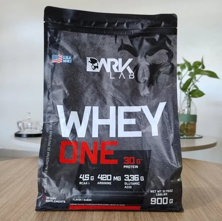 Whey One Protein Proteína Sachê Refil 900g - Dark Lab Sabor Morango