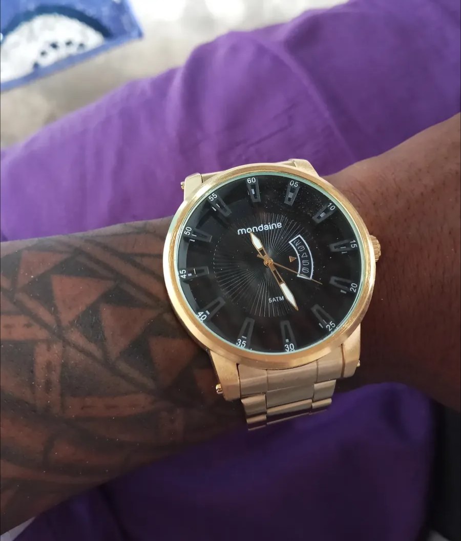 Relógio Mondaine Masculino De Pulso Moderno Correia Dourado Bisel Dourado Fundo Preto