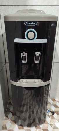 Bebedouro de Água Esmaltec de Coluna Refrigerado por Compressor Gelágua EGC35B