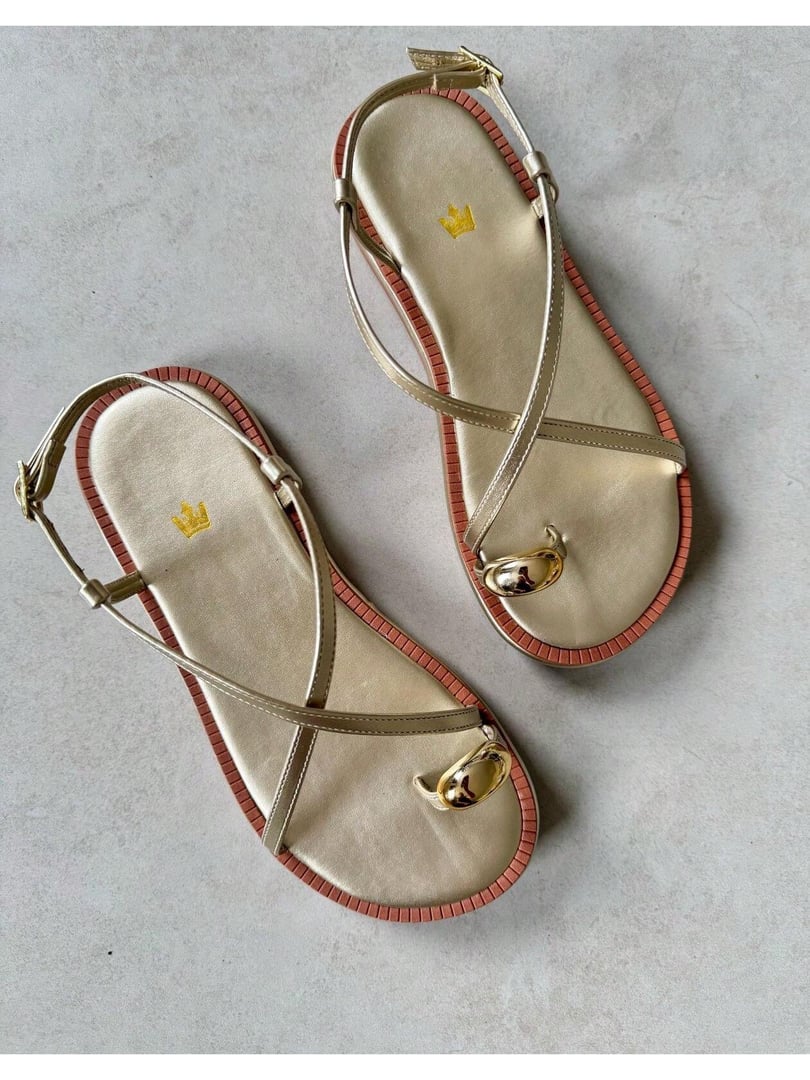 Sandália Rasteira Feminina Confortável Detalhe Dedo Tira Enfeite Metalizado Lançamento    ...