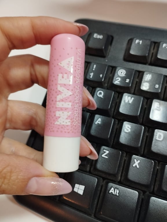 NIVEA Esfoliante Labial Scrub Rosa Mosqueta 4,8g - Renova os lábi...