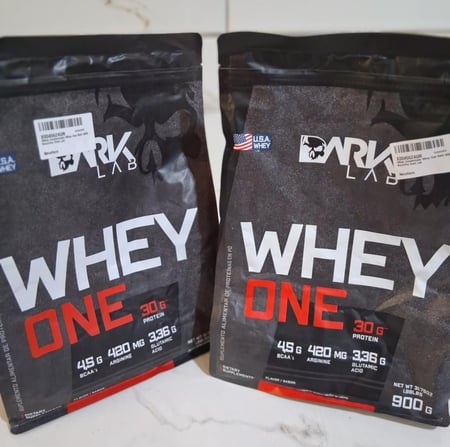 Whey One Concentrado Dark Lab Refil 900g, Morango, Ganho de Massa Muscular