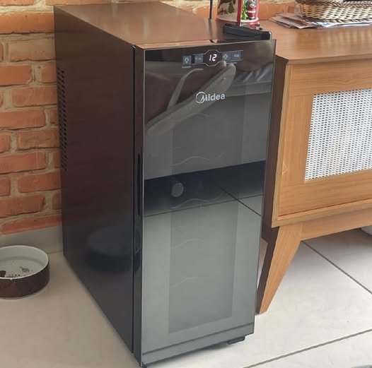 Adega Midea Climatizada de Vinho Painel Touch 12 Garrafas - Bivolt
