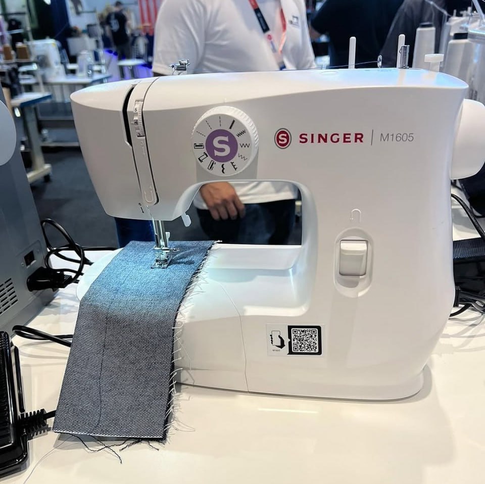 Singer Máquina de Costura SINGER M1605 Branca, 220V com Acessórios e Luz LED | 6 Pontos, 7...