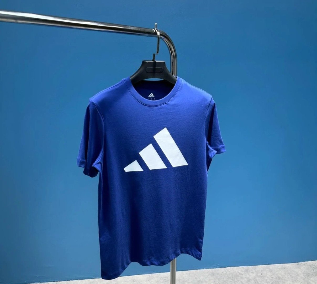Camiseta Essentials Big Logo adidas