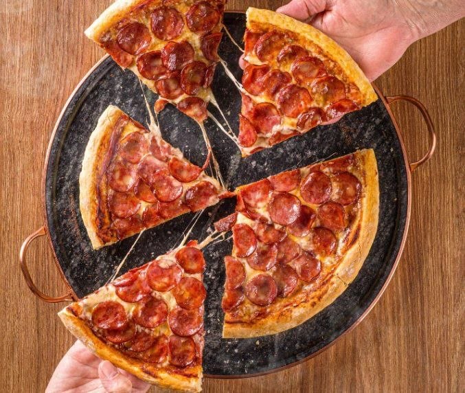Forma De Pizza Em Pedra Sabão Alça De Cobre 37cm + Brinde Cinza