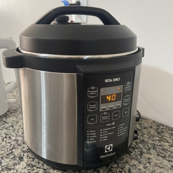 Panela de Pressão Electrolux Digital 1000W 6L Painel Touch Inox Preto - 110v/220v