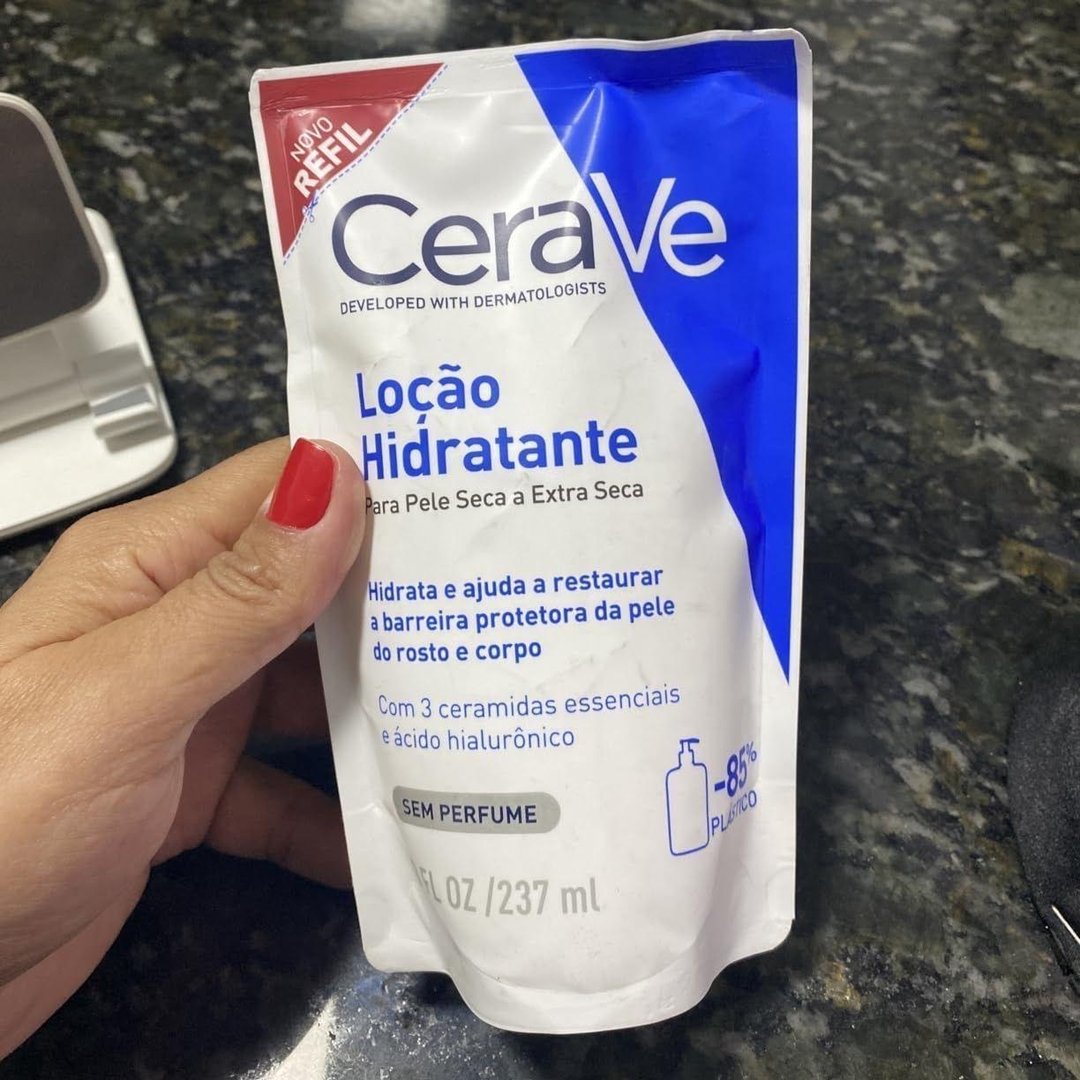 CeraVe, Refil Loção Hidratante Corporal para Pele Seca e Extra Seca, com textura Fluida e Ácido Hialurônico, 237ml