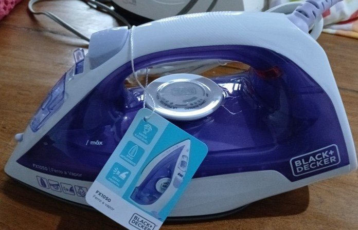 Ferro de Passar Roupa a Vapor e a Seco Black+Decker FX1050 Base Antiaderente Branco e Roxo - 110v/220v