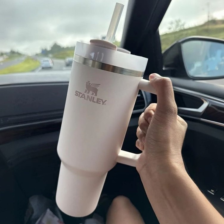 Stanley - Quencher H2.0 FlowState 1,18L - Copo de aço inoxidável com isolamento a vácuo, tampa e canudo, para água, chá gelado, café, smoothies e muito mais, Cream