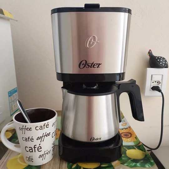 Cafeteira Elétrica 1,2 Litros Oster com Jarra Inox 32 xicaras - 110v/220v