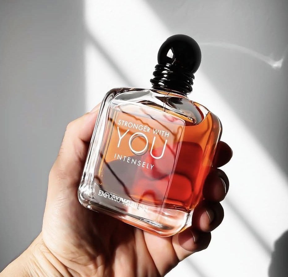 Armani Beauty, Stronger With You Intensely, Giorgio Armani Perfume Masculino EDP, Fragrância Fougère Amadeirada com Notas de Pimenta Rosa, Lavanda, Âmbar e Baunilha Defumada, 50ml