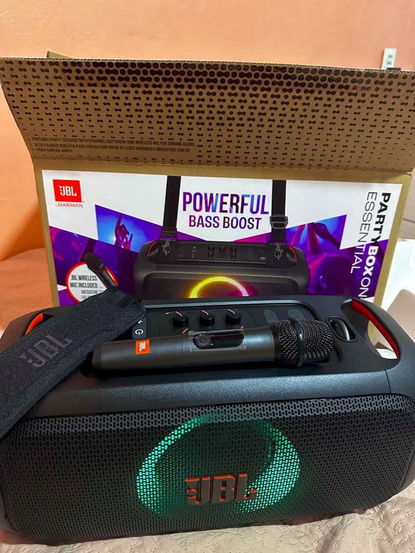 Caixa de Som, JBL, PartyBox On The Go Essential, Com Microfone, Bluetooth, Show de Luzes, À Prova de Respingos - 100W RMS