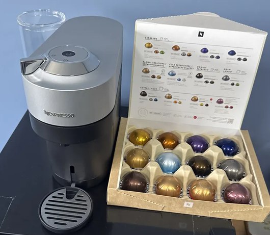 Cafeteira Nespresso Vertuo Pop+ Titânio p/ Café em Cápsula - 220v