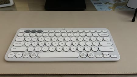 Teclado sem fio Logitech Pebble Keys 2 K380s com Conexão Bluetooth Easy-Switch