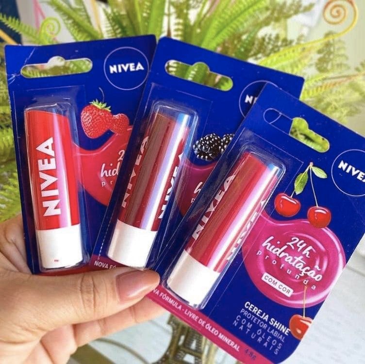 NIVEA Hidratante Labial Morango Shine 4,8g - Cuidado intensivo para seus lábios, hidratação prolongada, delicioso aroma de morango, pigmentos brilhantes e cor delicada