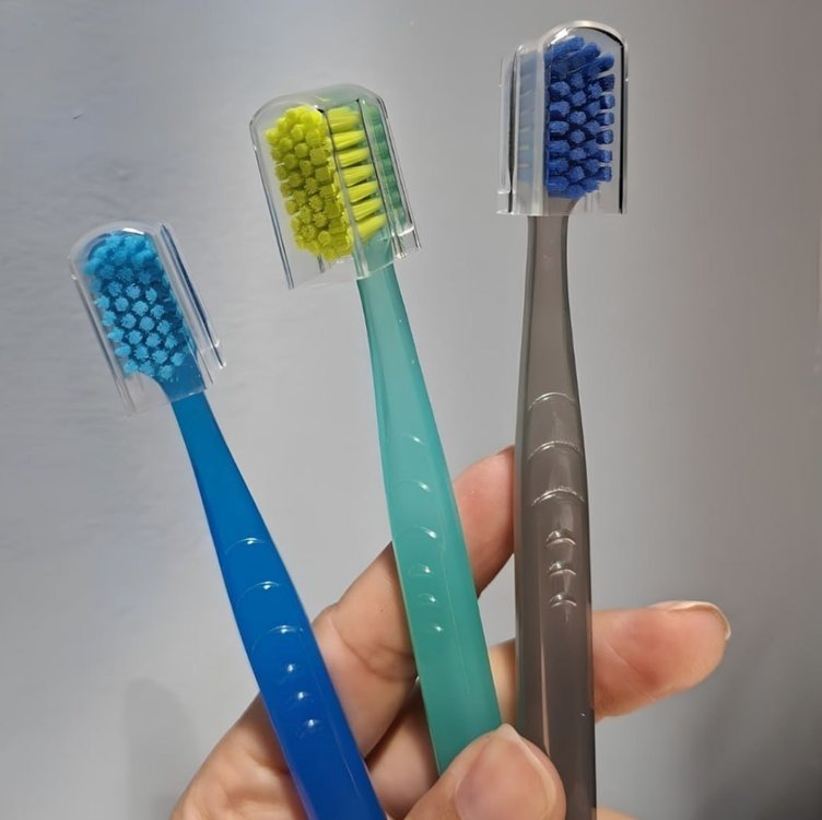 Kess, Pack com 3 Escovas Dentais Pro Extra Macias, Cores Sortidas
