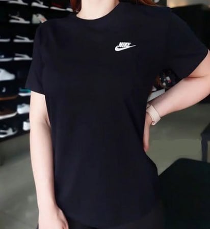 Camiseta Nike Sportswear Club Essentials Feminina