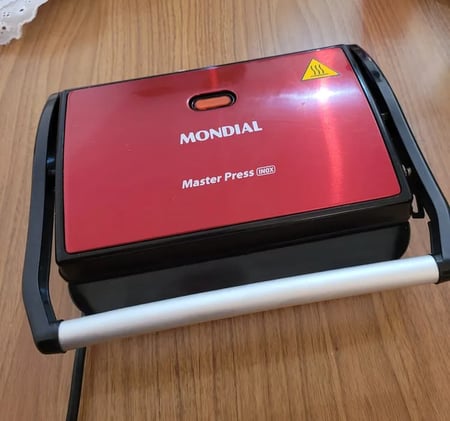 Grill e Sanduicheira Press Grill Red Ceramic Cor Vermelho e Preto 1000w Mondial