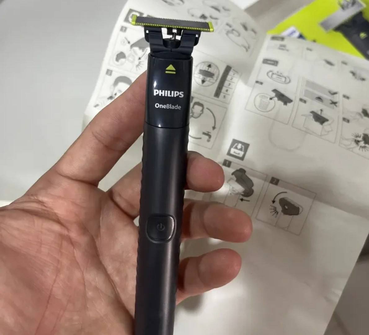 Barbeador e Aparador Elétrico Philips OneBlade com Pente 5 em 1, Sem Fio e À Prova D'Água
