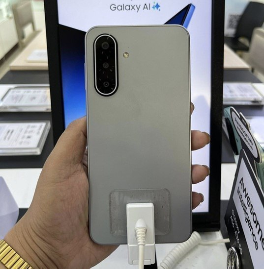 Samsung Galaxy A17 5G com IA 256GB 8GB RAM Câm. tripla 50MP + Selfie Tela 6.7" 5.000mAh - ...