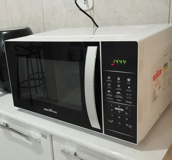Micro-ondas Britânia 33 Litros Limpa Fácil 1400W Branco Porta Preta - 110v/220v