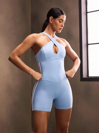 Powerista Macacão Esportivo Feminino com Listras Laterais e Decote Halter Transversal