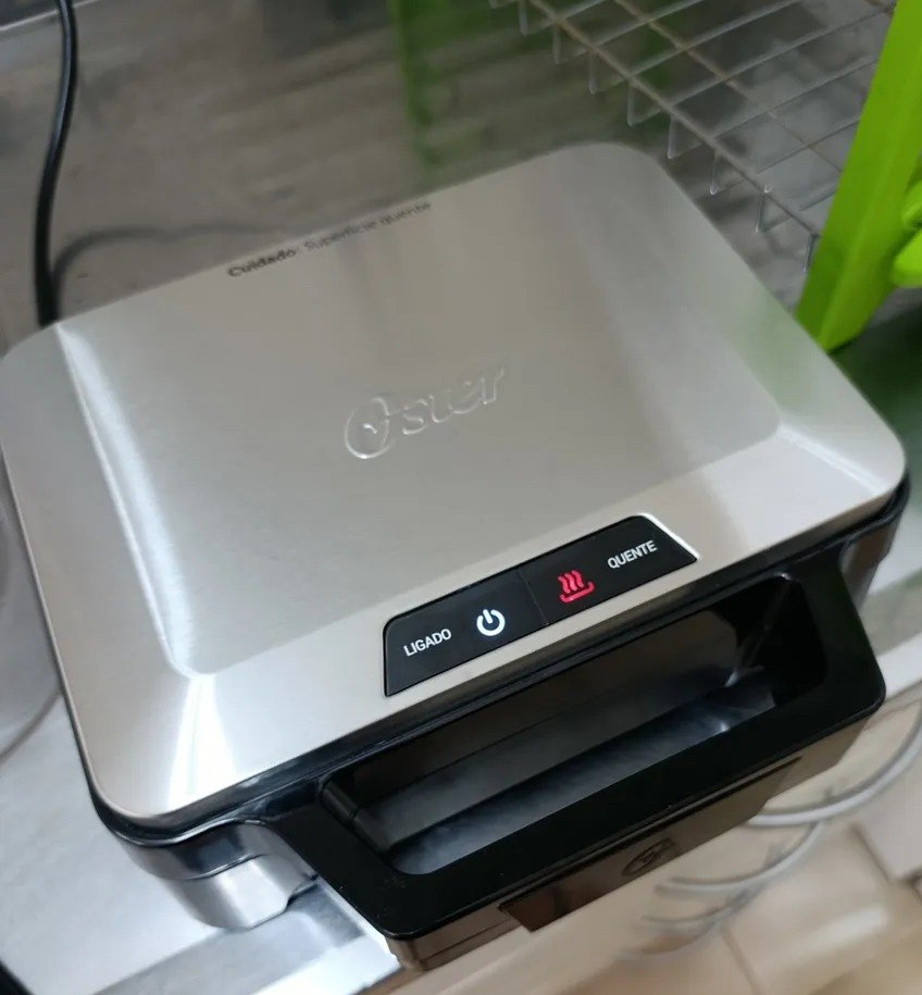 Sanduicheira Oster 1000W Aquecimento Ultrarrápido Antiaderente Inox/Preto - 110v/220v