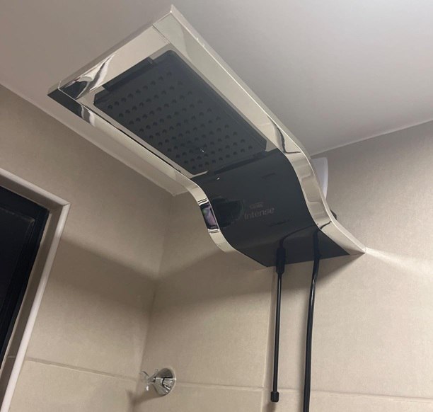 CHUVEIRO ELETRÔNICO DUCHA FAME INTENSE 6.500W BLACK - 220v