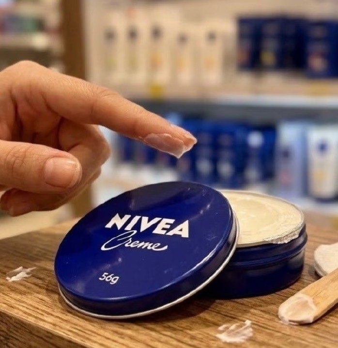 NIVEA Creme Hidratante Lata 56g, Hidratação Profunda 24h, Corporal, Uso Diário, Multibenefícios, Todas as Peles