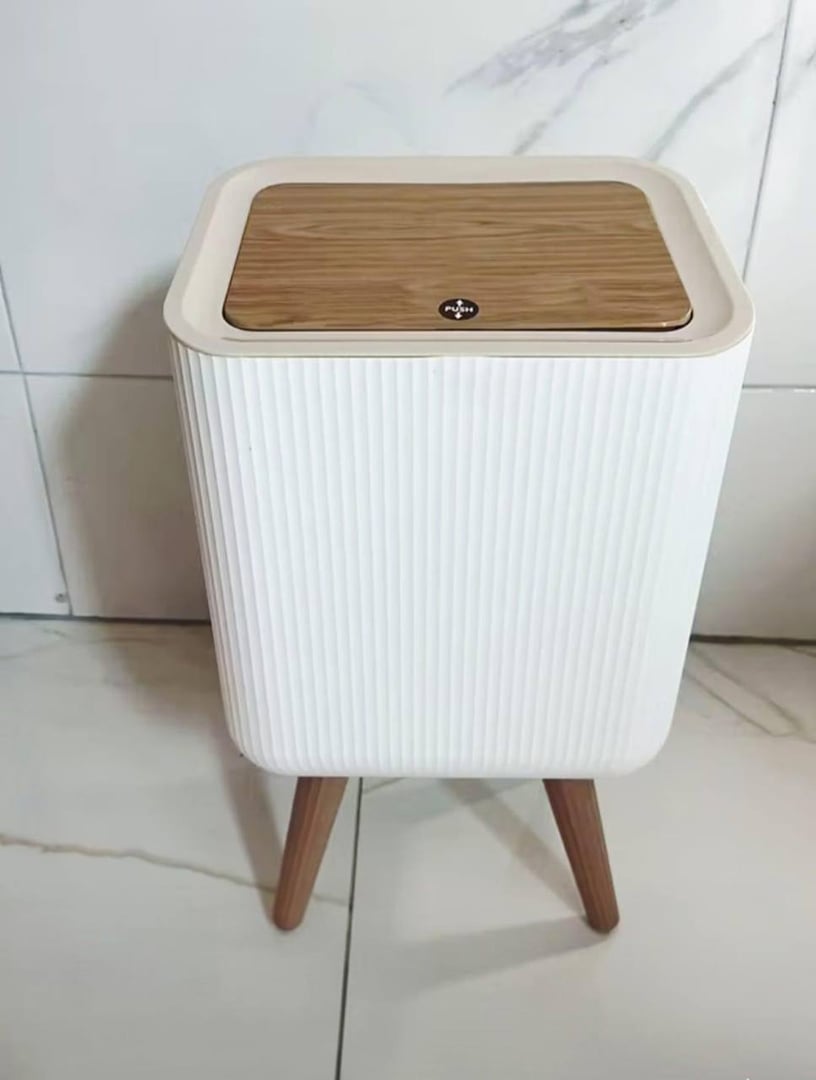 Lixeira De Plástico 9/8 Litros Branca Com Pés De Bambu Com Tampa Click De Pressão Cozinha Banheiro