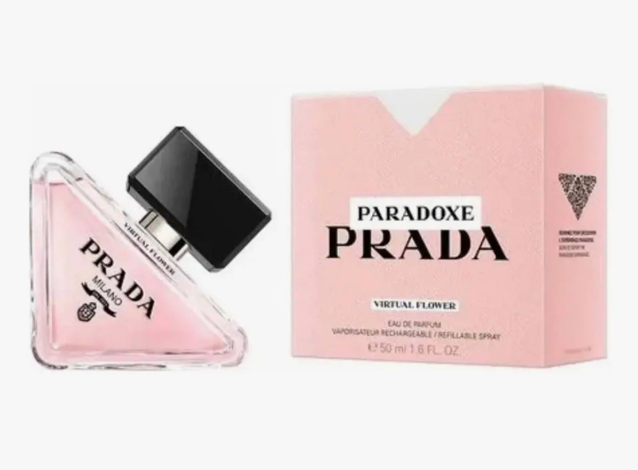 Frasco de perfume Prada Paradoxe Virtual Flower de 50ml ao lado de sua caixa rosa com a marca Prada em destaque