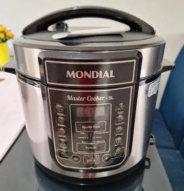 Panela de Pressão 5L Mondial Master Cooker Digital 900W Inox - 110v/220v