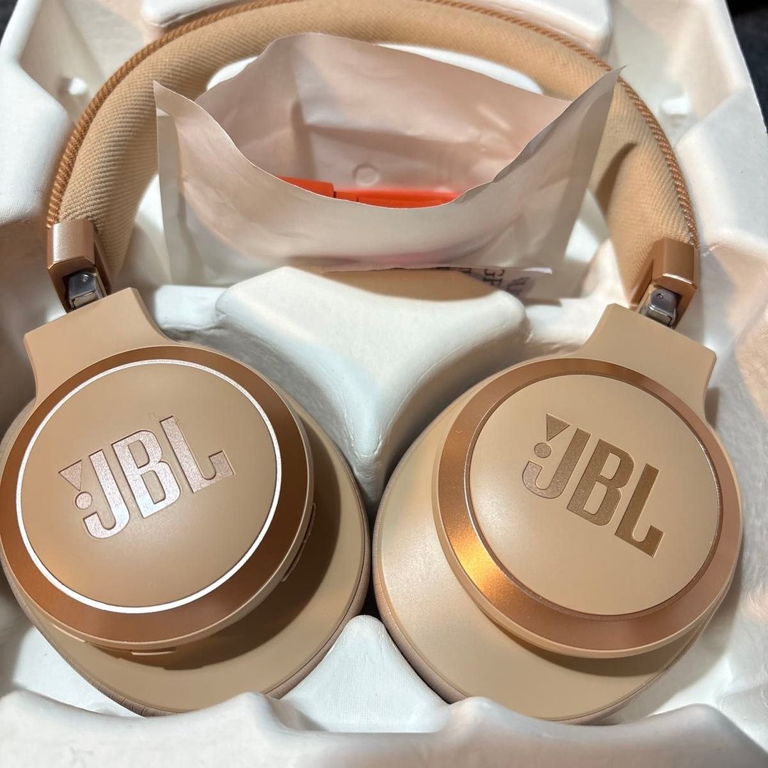 Fone de Ouvido Bluetooth JBL Live 770NC c/ Cancelamento de Ruído até 65 Horas de Reprodução - Areia