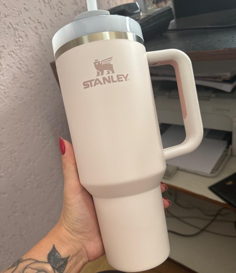 Copo Stanley Quencher H2.0 FlowState 1,18L c/ tampa e canudo - Cream