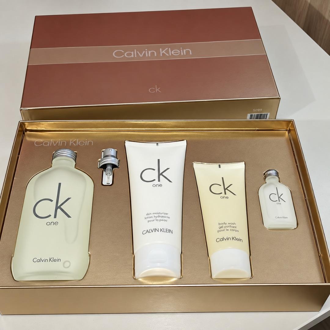 Kit Calvin Klein Perfume CK One Eau de Toilette 200ml + Body Lotion 200ml + Shower Gel 100ml + Perfume Mini Eau de Toilette 15ml