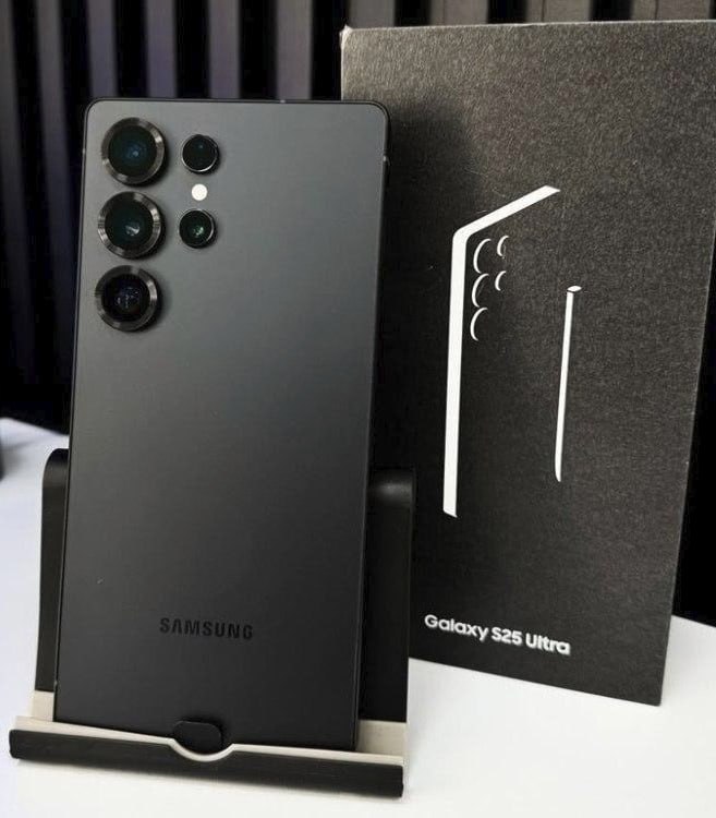 Celular Samsung Galaxy S25 Ultra 5G, 256GB, 12GB RAM, Câmera Quádrupla de 200+50+10+50, Tela Grande de 6.9", Titânio Preto