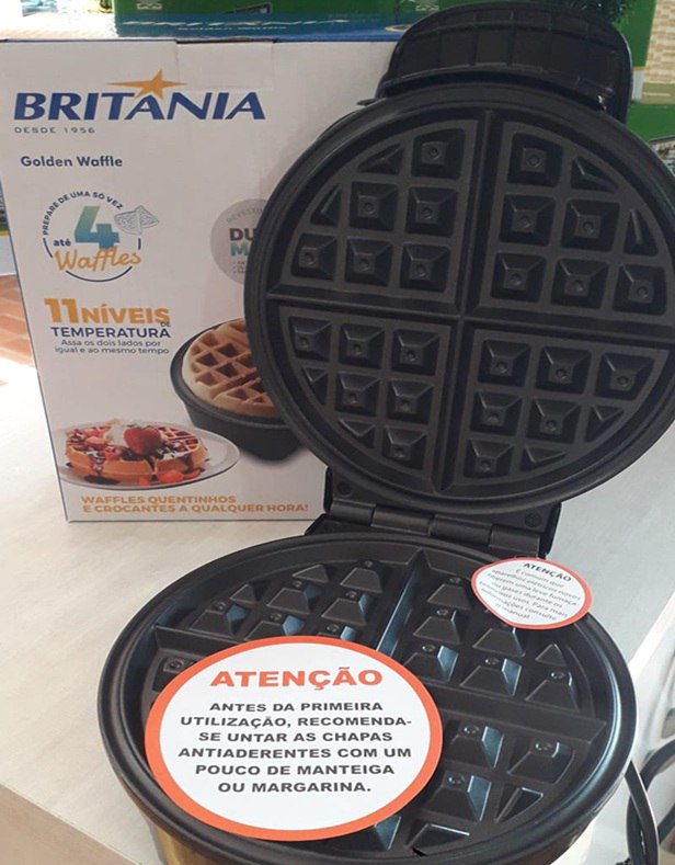 Britânia Golden waffle Prepara 4 waffles Inox/Preto - 110v