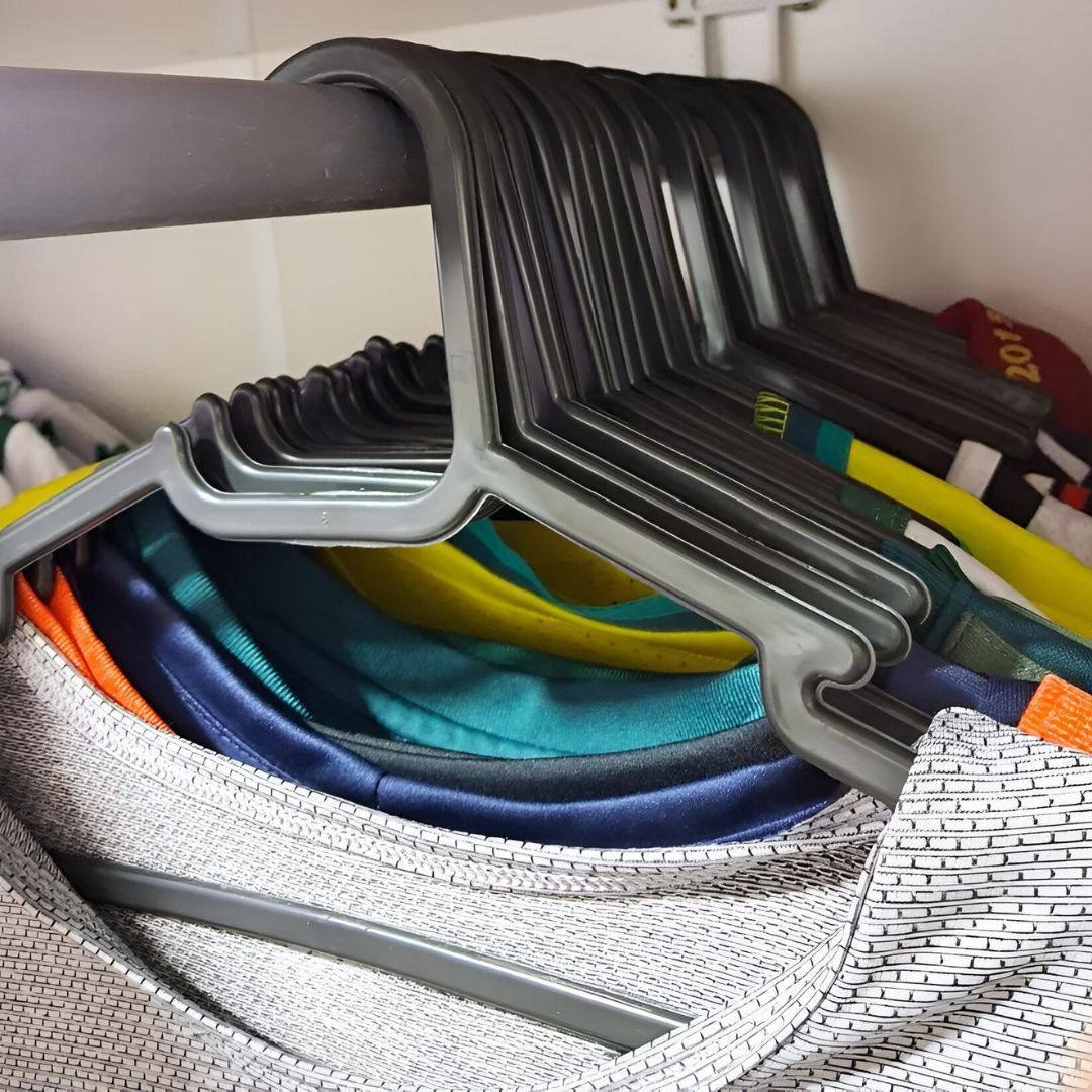 Kit 50 Cabide Adulto Preto Reforçado Organizador Combate