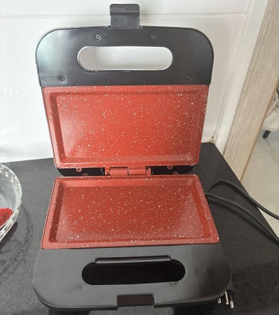 Sanduicheira e Grill Britânia BGR16 2 em 1 Redstone 750W 127V